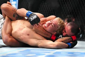 Asakura dính đòn siết cổ sau, thua bằng Submission