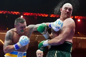 Khoảnh khắc Fury dính đòn, sau đó bị knock-down