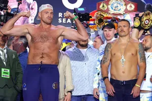Usyk (phải) và Fury trước trận đấu đầu tiên