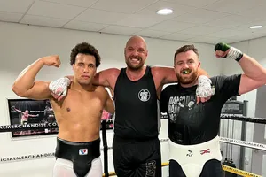 Moses (bên trái) cùng với Fury (giữa) trong một buổi tập tại trại huấn luyện của Vua Digan