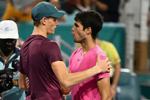 Alcaraz (phải) và Sinner mang về mối quan hệ đối đầu kịch tính trong năm 2024