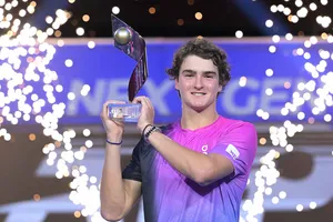 Fonseca và chiếc cúp vô địch Next Gen ATP Finals 2024
