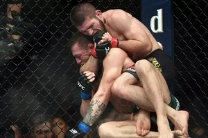 Trận Khabib siết cổ McGregor và sau đó "đánh sập" cả nền MMA của Ailen