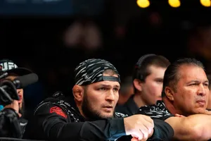 Khabib chú tâm theo dõi màn trình diễn của em họ ở UFC 311