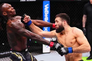 Imavov tung quyền trúng mặt Adesanya