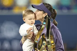 Bencic và con trên bục nhận cúp vô địch