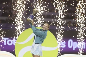 Anisimova nâng cao chiếc cúp vô địch ở Doha