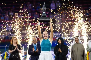 Andreeva giương cao chiếc cúp vô địch Dubai Championships
