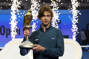 Rublev và chiếc cúp vô địch Qatar Open