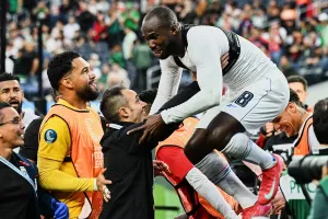 Waterman ăn mừng bàn thắng quý giá