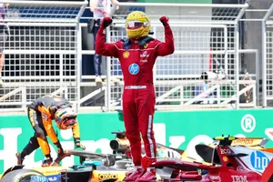 Hamilton ăn mừng chiến thắng