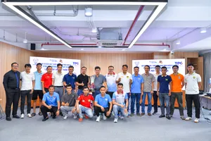 BTC chụp ảnh lưu niệm cùng thành viên các đội bóng, Ban trọng tài, Bác sĩ và Nhà tài trợ. Ảnh: ĐOÀN NHẬT