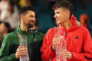Djokovic chúc mừng Mensik trong lễ trao giải