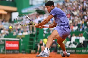 Alcaraz xuất sắc vượt qua Fils