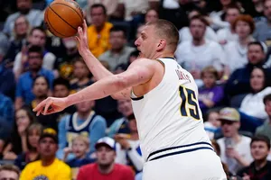 Jokic đã nâng mức thành tích trung bình lên: 29,8 điểm - 12,8 lần tranh bóng bật bảng thành công và 10,3 kiến tạo