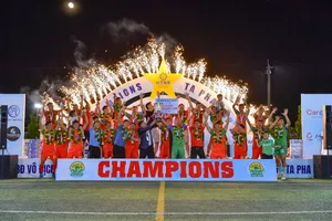 Tập thể Hoàng Nông Thảo Vy giương cao cúp vô địch. Ảnh: ĐOÀN NHẬT