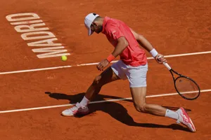 Djokovic bất lực trên sân đấu