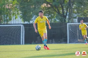 Cựu danh thủ - HLV Lê Huỳnh Đức trên sân trong buổi khai trương. Ảnh: ĐOÀN NHẬT