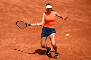 Raducanu rạng rỡ trong màu áo cam