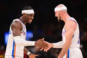 Gilgeous-Alexander ăn mừng cùng đồng đội