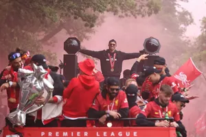 Alexander-Arnold trong buổi ăn mừng ngôi vô địch Premier League của Liverpool