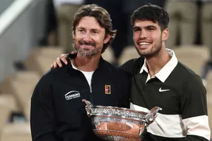 Alcaraz cùng HLV Ferrero với chiếc cúp vô địch Roland Garros 2025