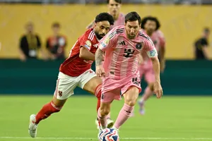 Messi là tâm điểm trong trận mở màn