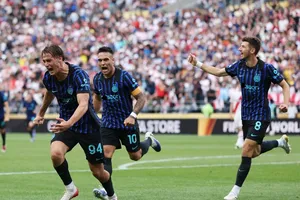 Eposito "em" ăn mừng bàn thắng mở tỷ số