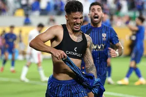 Leonardo ăn mừng bàn thắng