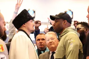 Usyk đối mặt với Dubois trong buổi họp báo
