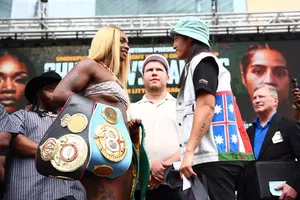 Shields đối mặt Daniels