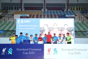 Huyền thoại Berger và các cầu thủ Scavi đăng quang Cúp Standard Chartered 2025
