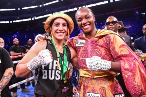 Shields (phải) và Daniels sau trận đấu