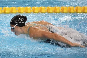 McIntosh trên hồ bơi