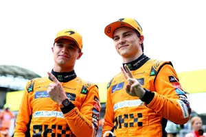 Piastri (phải) và Norris vừa là đồng đội, vừa là đối thủ