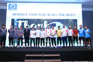 Các đại diện Thái Lan - Malaysia chụp ảnh cùng BTC