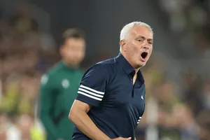 HLV Mourinho trong trận lượt đi vòng play-off