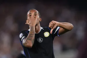 Pedro ăn mừng sau bàn thắng đầu tiên cho Chelsea ở Premier League