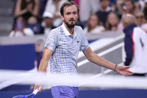 Medvedev bất ngờ bị loại ngay vòng 1