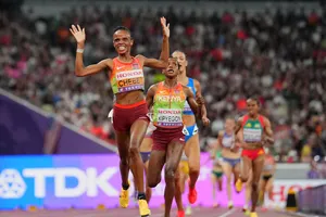 Chebet về đích trước Kipyegon