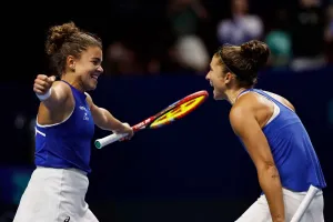 Paolini (trái) và Errani ăn mừng chiến thắng chung cuộc