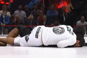 Tsarukyan (võ phục trắng) trong tư thế áp mặt xuống sàn để khóa siết Henderson
