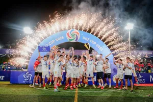 Khoảnh khắc Kingtek Quảng Nam giương cao chiếc cúp vô địch