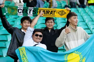 CĐV Kairat trong trận thắng Celtic ở play-off Champions League