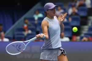Swiatek dễ dàng vào vòng 3