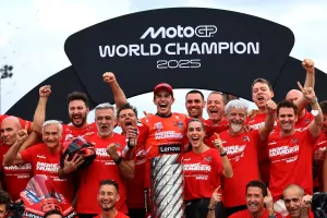 Marquez ăn mừng cùng các thành viên Đội đua Ducati