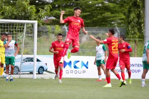 Các cầu thủ An Biên ăn mừng chiến thắng