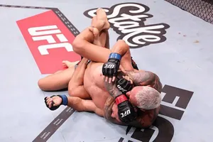 Oliveira và đòn face-crank khiến Gamrot phải đập tay xin thua