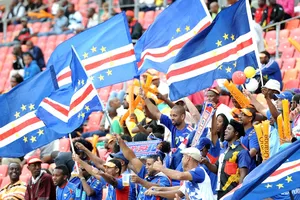 CĐV Cape Verde ăn mừng chiến thắng trên khán đài