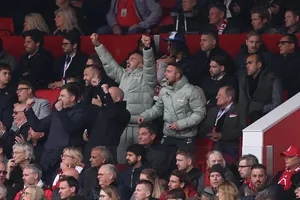 Maresca ăn mừng chiến thắng từ trên khán đài